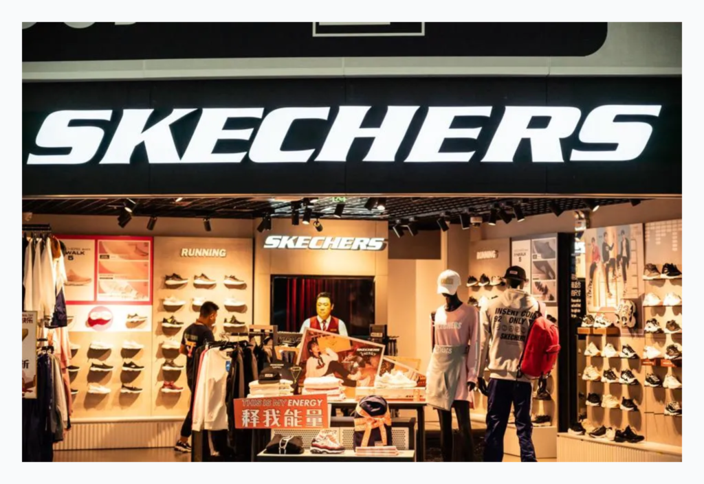 loja da skechers, fachada na foto com clientes entrando